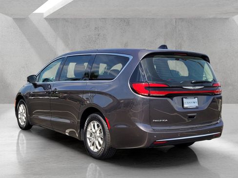 Used 2023 Chrysler Pacifica Touring-L FWD image 7