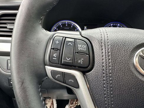Used 2019 Toyota Highlander XLE AWD/4WD image 31