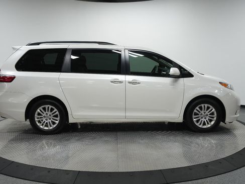 Used 2017 Toyota Sienna XLE image 9