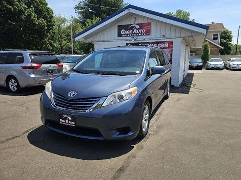 Used 2015 Toyota Sienna LE FWD image 4