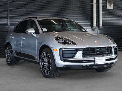 Certified 2026 Porsche Macan AWD/4WD image 7