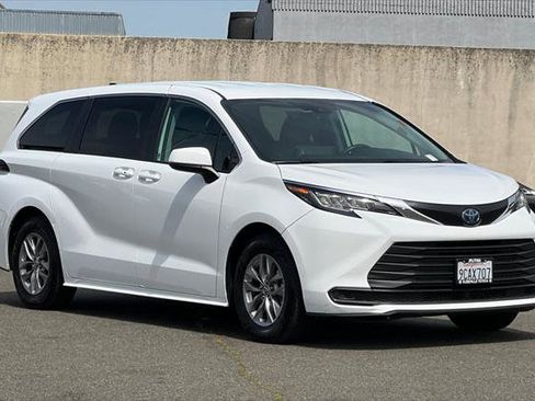 Certified 2022 Toyota Sienna LE AWD/4WD image 5