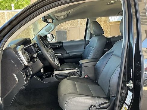 Used 2017 Toyota Tacoma SR5 w/ Tow Package RWD image 17