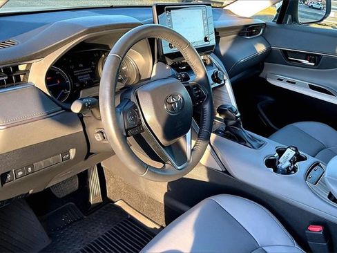Used 2022 Toyota Venza XLE image 11