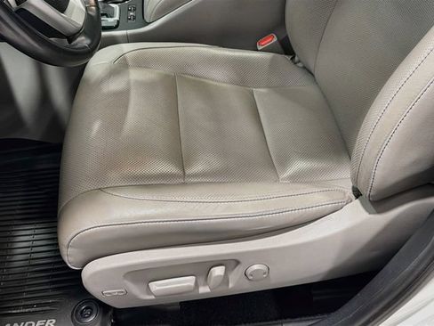 Used 2019 Toyota Highlander Limited w/ Carpet Mat Package (TMS) AWD/4WD image 18
