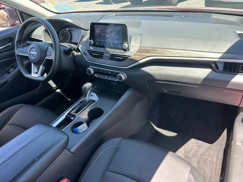 Used 2025 Nissan Altima 2.5 SV FWD image 32