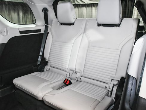 Used 2025 Land Rover Discovery S image 62