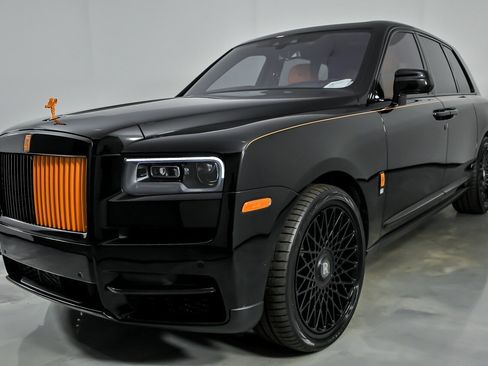 Used 2022 Rolls-Royce Cullinan w/ Dark Exterior Package image 6