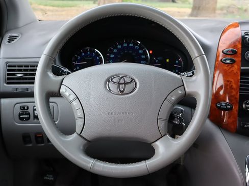 Used 2009 Toyota Sienna XLE FWD image 18