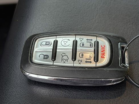 Used 2024 Chrysler Pacifica Limited FWD image 29