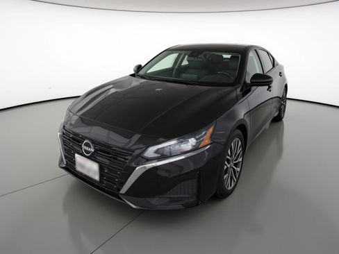 Used 2025 Nissan Altima 2.5 SV image 3