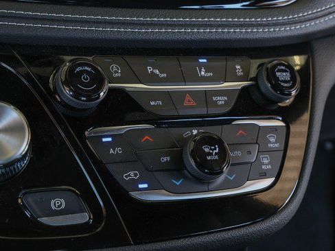 New 2026 Chrysler Pacifica Select FWD image 18