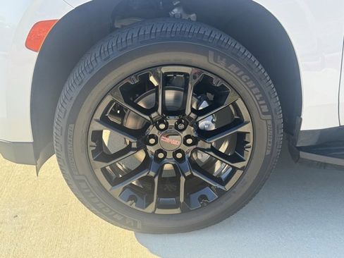 Used 2022 GMC Yukon SLE w/ Gmc Pro Safety Plus Package image 9