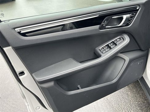 Used 2025 Porsche Macan image 16