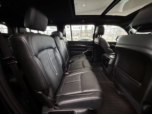 Used 2022 Jeep Wagoneer Series III w/ Premium Group I AWD/4WD image 36
