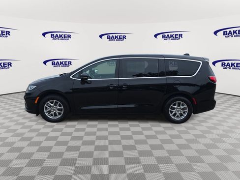 Used 2025 Chrysler Pacifica Select FWD image 8