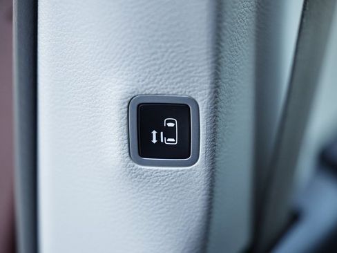 Used 2022 Chrysler Voyager LX image 26