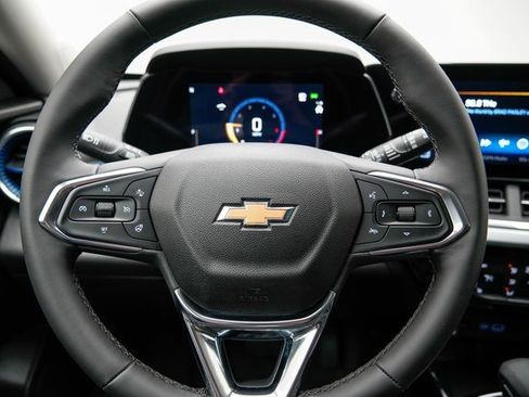 Used 2025 Chevrolet Trax LT w/ Driver Confidence Package image 31