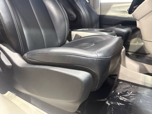 Used 2023 Chrysler Pacifica Touring-L FWD image 95