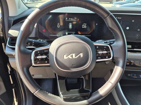 Used 2025 Kia Carnival FWD image 19