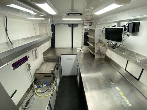 Used 2022 Mercedes-Benz Sprinter 4500 image 22