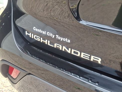 Used 2026 Toyota Highlander Limited AWD/4WD image 32