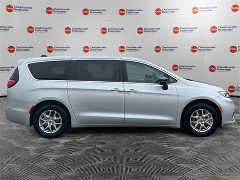 Used 2024 Chrysler Pacifica Touring-L image 6