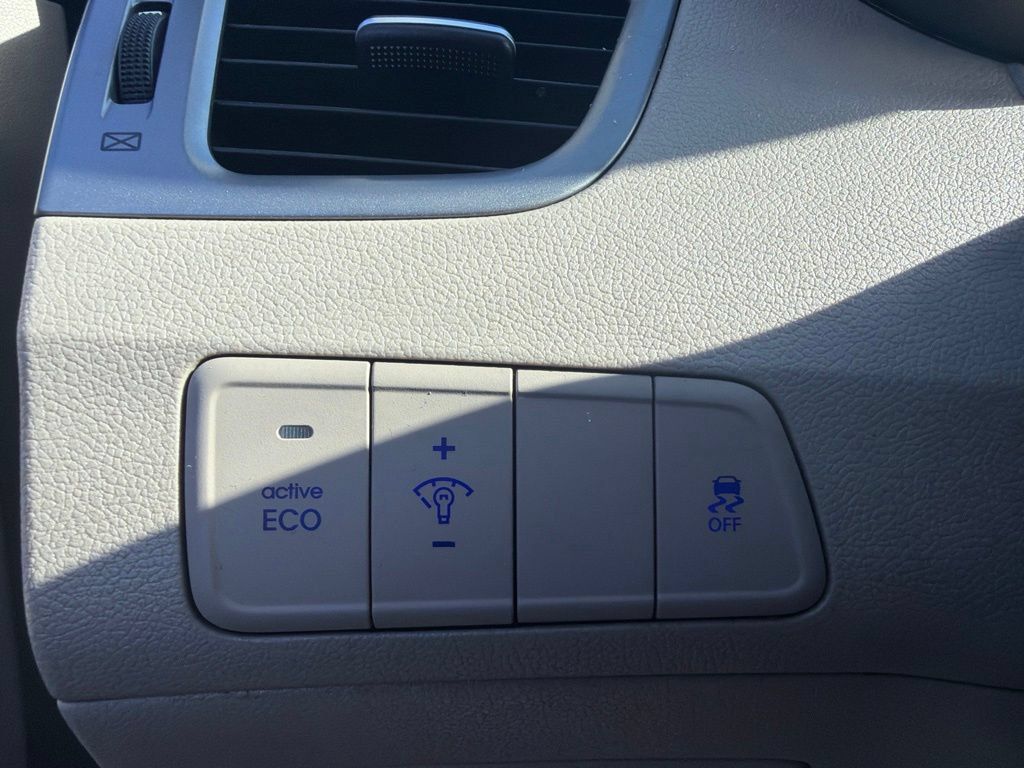 Used 2015 Hyundai Elantra SE w/ Option Group 02 FWD image 10
