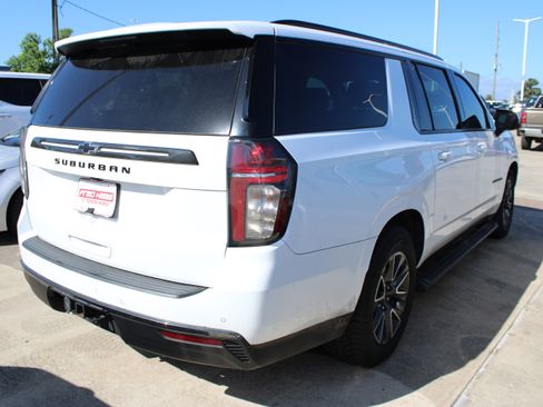 Used 2022 Chevrolet Suburban Z71 w/ Z71 Off-Road Package AWD/4WD image 9