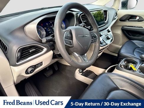 Used 2023 Chrysler Pacifica Touring-L FWD image 9