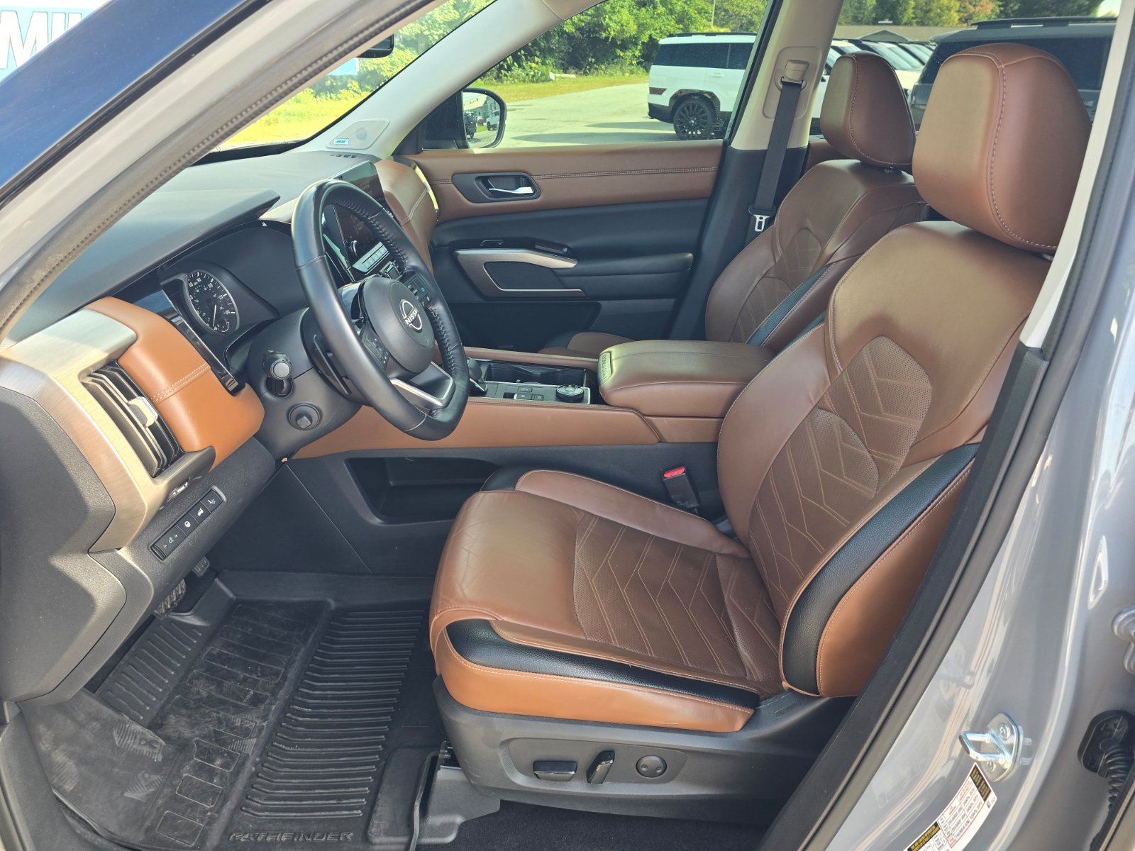 Used 2022 Nissan Pathfinder Platinum AWD/4WD image 13