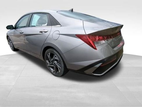 Used 2025 Hyundai Elantra SEL FWD image 3