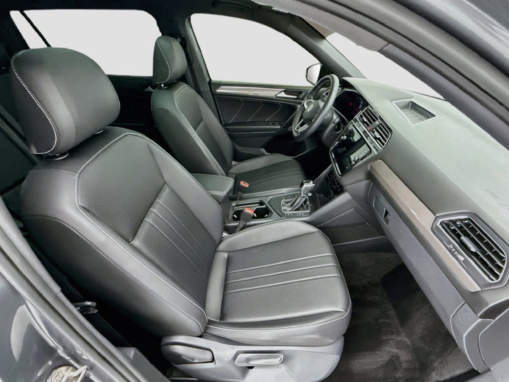 Used 2023 Volkswagen Tiguan SE R-Line FWD image 18
