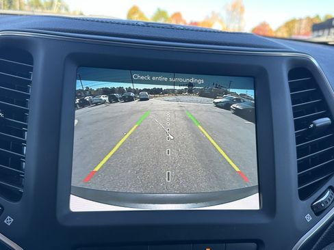 Used 2022 Jeep Cherokee Latitude Lux w/ Sun & Sound Group image 30