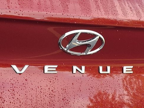 Used 2025 Hyundai Venue Limited FWD image 10