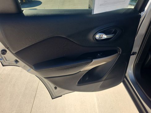 Used 2017 Jeep Cherokee Latitude image 10