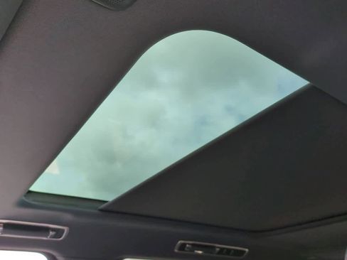 New 2025 Land Rover Range Rover Long Wheelbase SE image 18