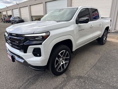 Used 2023 Chevrolet Colorado Z71 w/ Z71 Convenience Package 2 AWD/4WD image 3