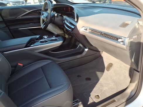 Used 2025 Cadillac Lyriq Luxury w/ LPO, Floor Liner Package AWD/4WD image 23