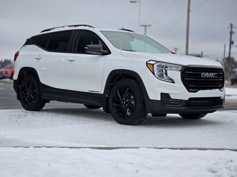 Used 2023 Volvo XC40 B5 Plus w/ Climate Package image 2