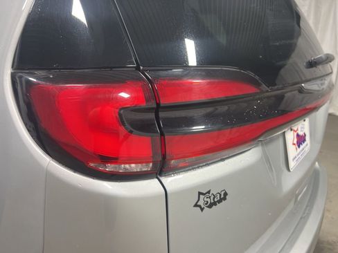 Used 2024 Chrysler Pacifica Touring-L image 30