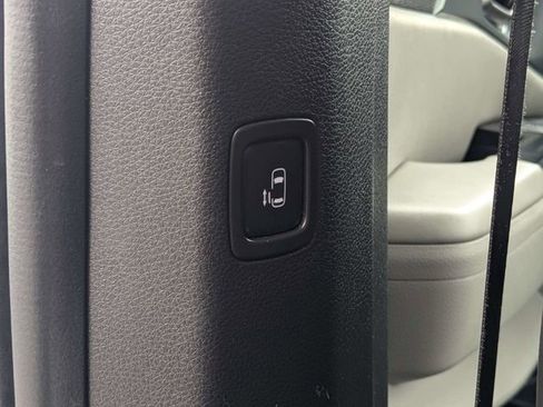 Used 2023 Kia Carnival LX FWD image 19