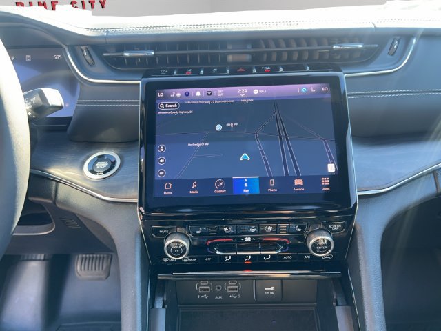 Used 2023 Jeep Grand Cherokee Overland w/ Luxury Tech Group IV AWD/4WD image 2