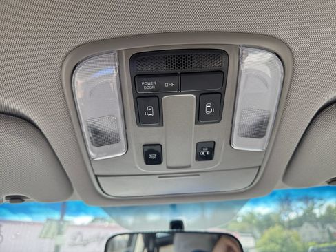 Used 2019 Kia Sedona LX FWD image 28