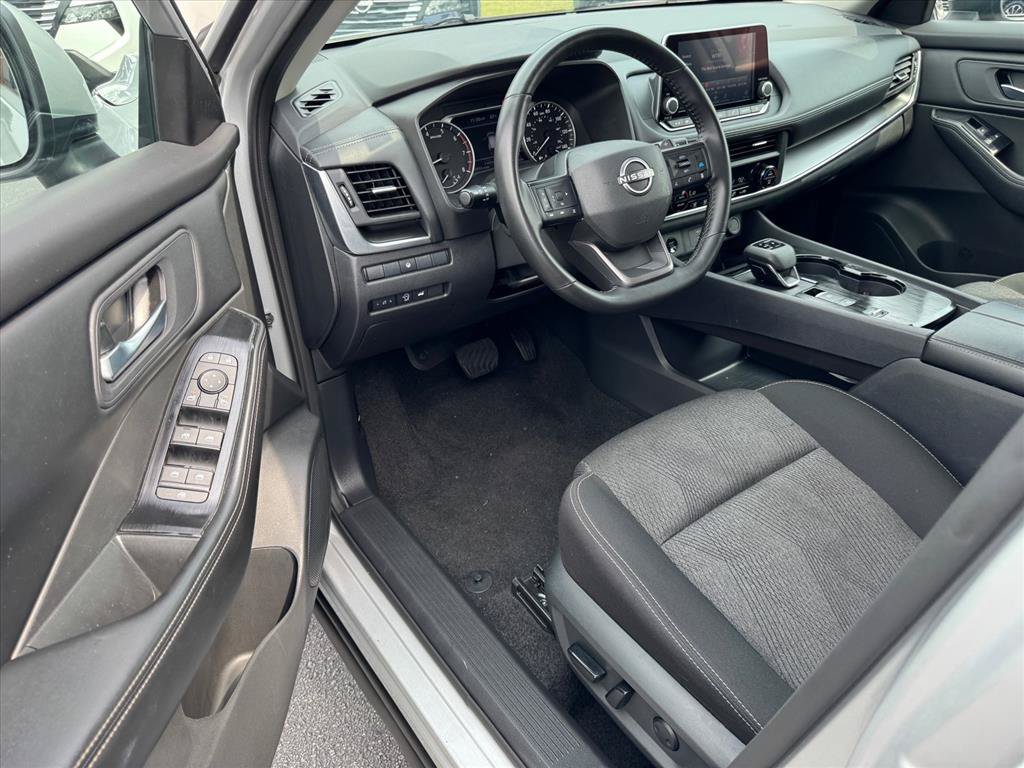 Certified 2025 Nissan Rogue SV FWD image 8