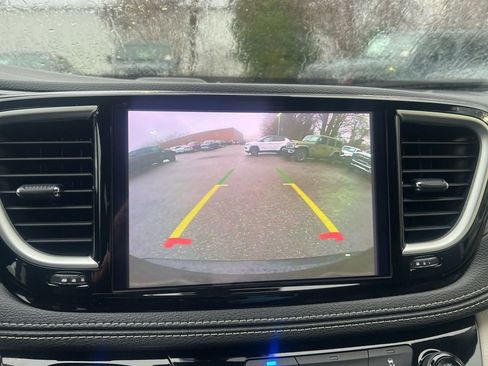 Used 2023 Chrysler Pacifica Touring-L image 31