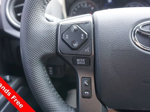 Used 2022 Toyota Tacoma TRD Off-Road AWD/4WD image 4