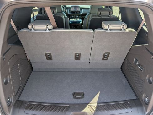 Used 2023 GMC Yukon SLT w/ SLT Luxury Package image 14