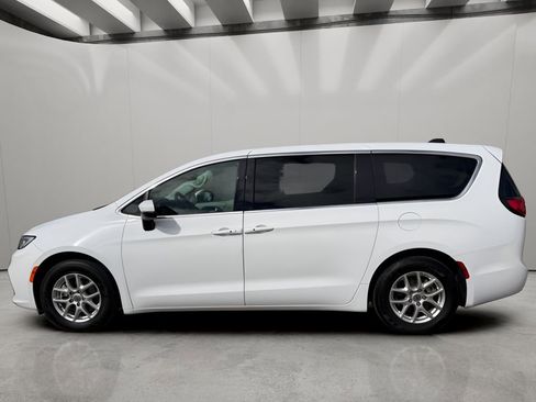 Used 2023 Chrysler Pacifica Touring-L image 2