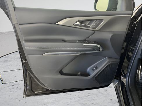 Used 2025 Chevrolet Traverse LT AWD/4WD image 9
